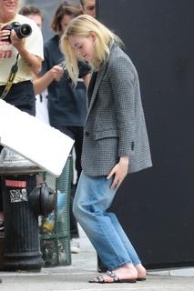Elle Fanning feet photo thumbnail