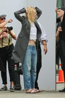 Elle Fanning feet photo thumbnail