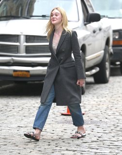 Elle Fanning feet photo thumbnail