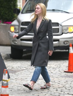Elle Fanning feet photo thumbnail