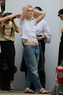 Elle Fanning feet photo thumbnail