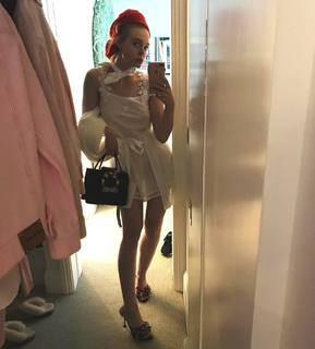 Elle Fanning feet photo thumbnail