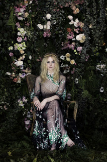 Elle Fanning feet photo thumbnail