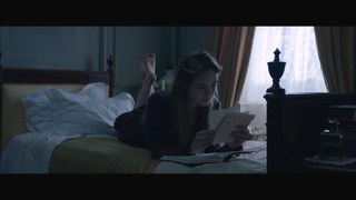 Elle Fanning feet photo thumbnail