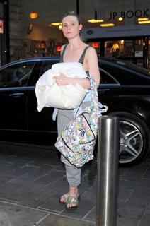 Elle Fanning feet photo thumbnail