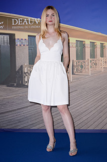 Elle Fanning feet photo thumbnail