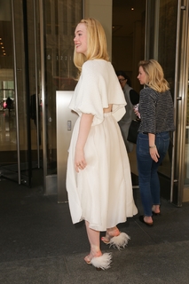 Elle Fanning feet photo thumbnail