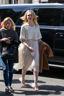 Elle Fanning feet photo thumbnail