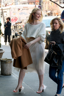 Elle Fanning feet photo thumbnail