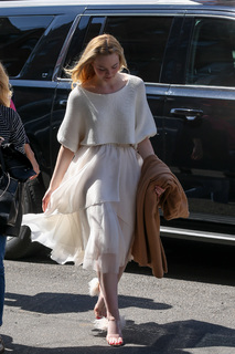 Elle Fanning feet photo thumbnail