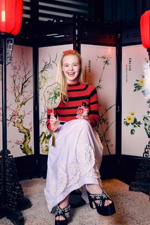 Elle Fanning feet photo thumbnail