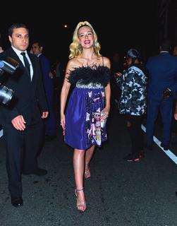 Elle Fanning feet photo thumbnail