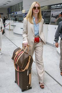 Elle Fanning feet photo thumbnail