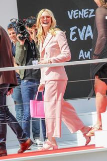 Elle Fanning feet photo thumbnail