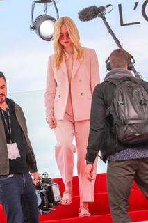 Elle Fanning feet photo thumbnail