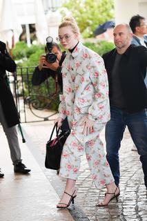 Elle Fanning feet photo thumbnail