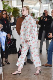 Elle Fanning feet photo thumbnail