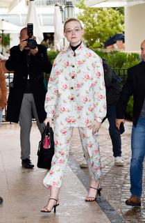 Elle Fanning feet photo thumbnail