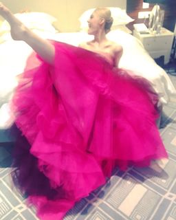 Elle Fanning feet photo thumbnail