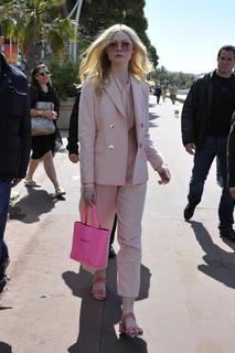 Elle Fanning feet photo thumbnail