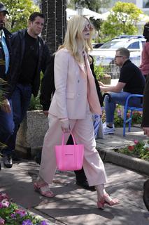 Elle Fanning feet photo thumbnail