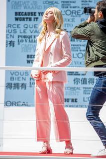 Elle Fanning feet photo thumbnail