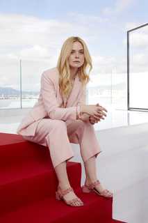 Elle Fanning feet photo thumbnail