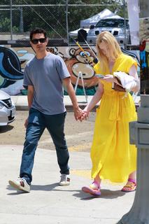 Elle Fanning feet photo thumbnail