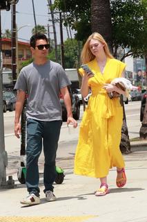 Elle Fanning feet photo thumbnail