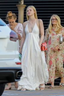 Elle Fanning feet photo thumbnail