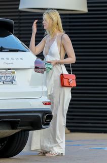 Elle Fanning feet photo thumbnail