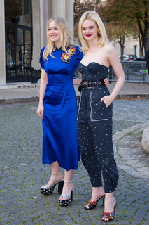 Elle Fanning feet photo thumbnail