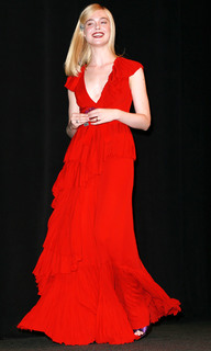 Elle Fanning feet photo thumbnail