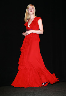 Elle Fanning feet photo thumbnail