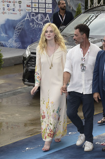 Elle Fanning feet photo thumbnail