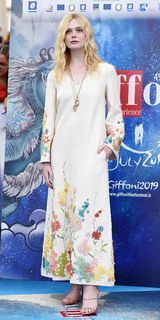 Elle Fanning feet photo thumbnail