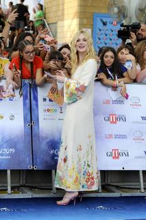 Elle Fanning feet photo thumbnail