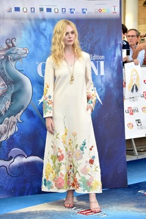 Elle Fanning feet photo thumbnail