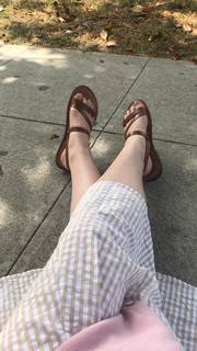 Elle Fanning feet photo thumbnail