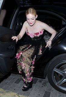 Elle Fanning feet photo thumbnail