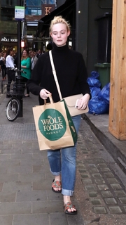 Elle Fanning feet photo thumbnail