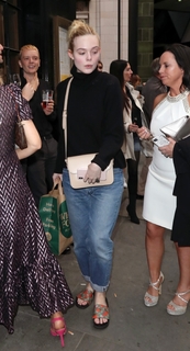 Elle Fanning feet photo thumbnail