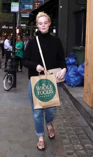 Elle Fanning feet photo thumbnail