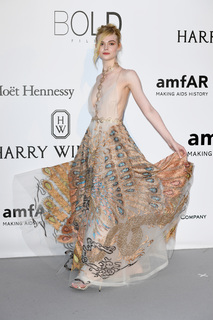 Elle Fanning feet photo thumbnail