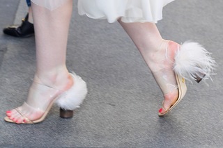 Elle Fanning feet photo thumbnail