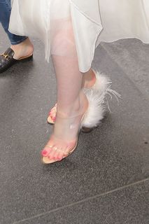 Elle Fanning feet photo thumbnail