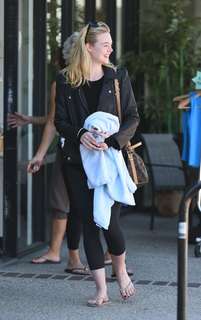 Elle Fanning feet photo thumbnail