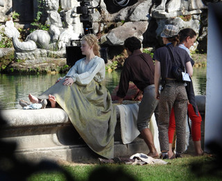 Elle Fanning feet photo thumbnail