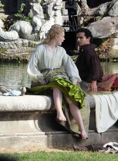 Elle Fanning feet photo thumbnail