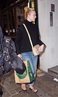 Elle Fanning feet photo thumbnail